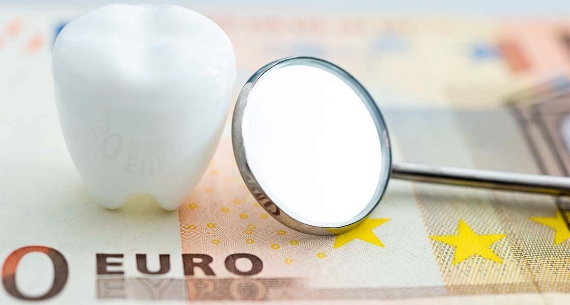 »Država pacienta usmeri na zdravljenje čez mejo, namesto da bi okrepila domačo zdravstveno mrežo« – Sabina Markoli in Miha Lukač o sistemskih nepravilnostih, zaradi katerih odtekajo milijoni evrov v tujino