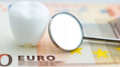 »Država pacienta usmeri na zdravljenje čez mejo, namesto da bi okrepila domačo zdravstveno mrežo« – Sabina Markoli in Miha Lukač o sistemskih nepravilnostih, zaradi katerih odtekajo milijoni evrov v tujino