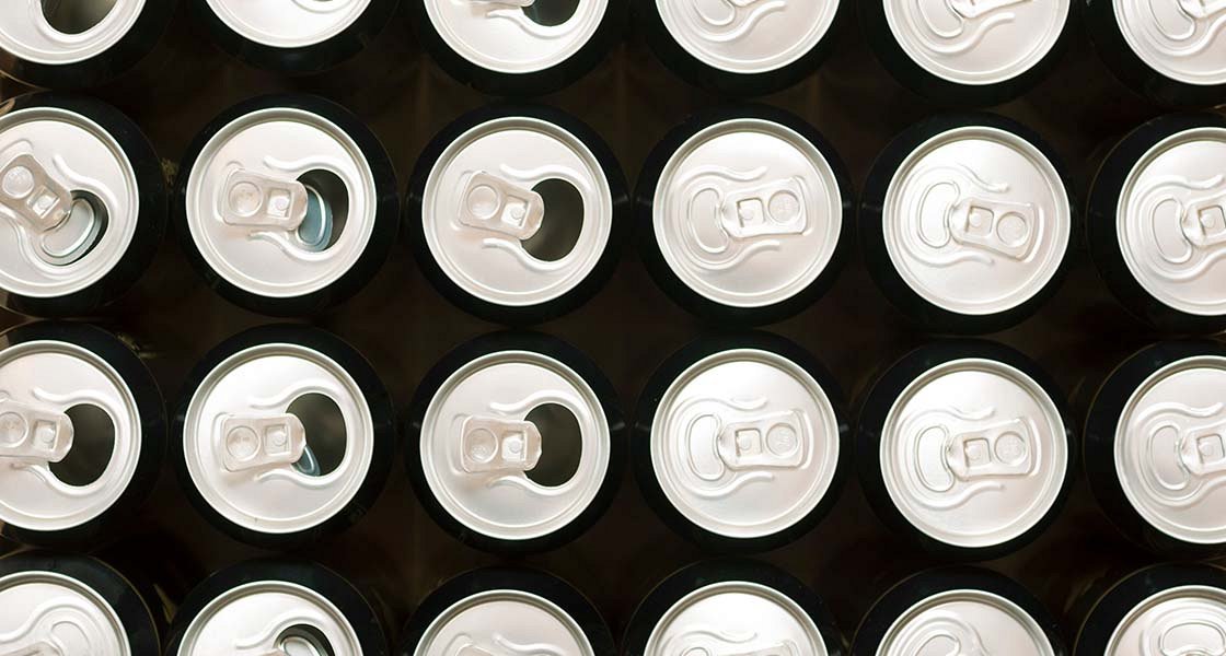 Energijske pijače, ki niso nič drugega kot poživila, pri mladih povzročajo resne težave – od motenj koncentracije in spanja do večjega izločanja stresnih hormonov ter srčnih aritmij