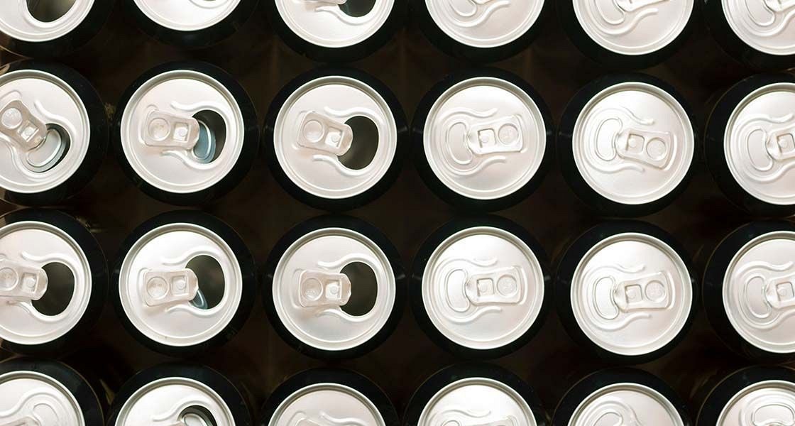 Energijske pijače, ki niso nič drugega kot poživila, pri mladih povzročajo resne težave – od motenj koncentracije in spanja do večjega izločanja stresnih hormonov ter srčnih aritmij