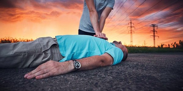 Nenadni srčni zastoj in oživljanje: ko je ogroženo življenje, šteje prav vsaka sekunda, zato ne oklevaj, ampak »Pristopi. Stisni. Reši življenje.«