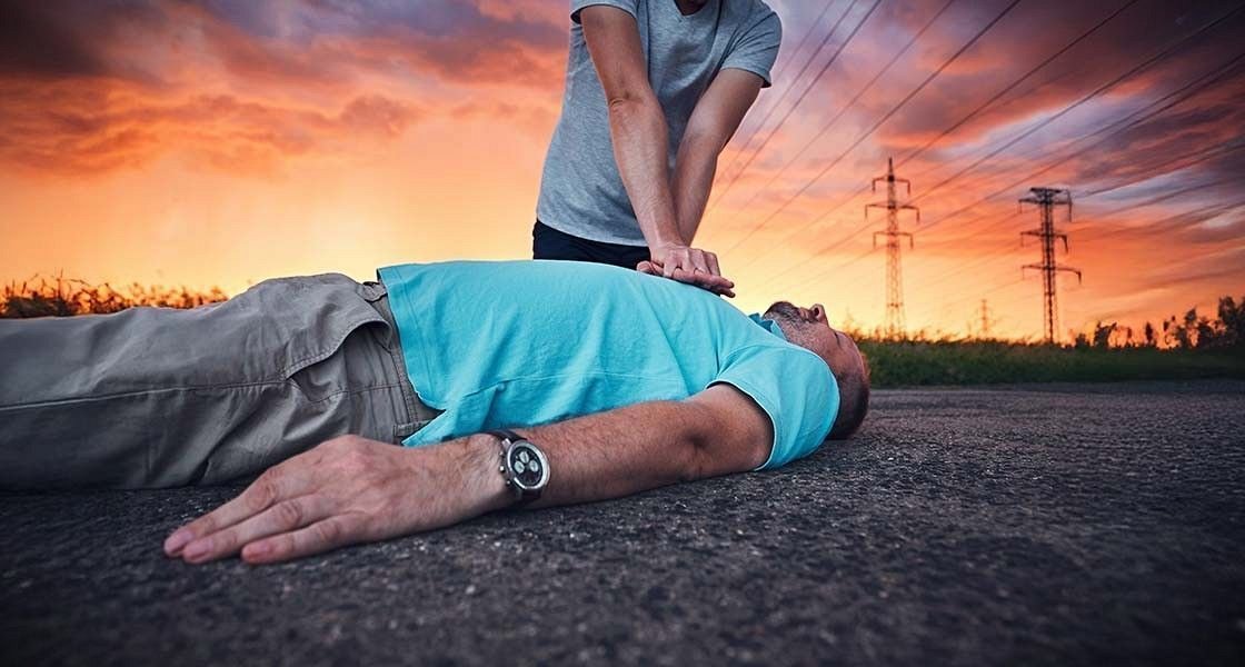 Nenadni srčni zastoj in oživljanje: ko je ogroženo življenje, šteje prav vsaka sekunda, zato ne oklevaj, ampak »Pristopi. Stisni. Reši življenje.«