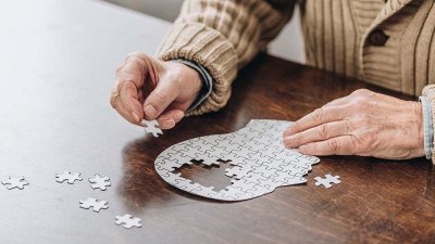 Parkinsonova bolezen: z uvedbo obnovitvene rehabilitacije do prihranka v višini milijarde evrov, predvsem pa do kakovostnejšega življenja obolelih – res »že« januarja 2024?