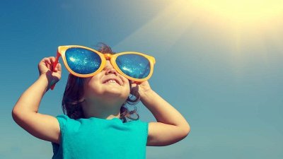 Zaščita pred nevarnim žarom poletnega sonca naj bo samoumevna – za preprečitev dehidracije, toplotnega udara pa tudi kožnega raka 