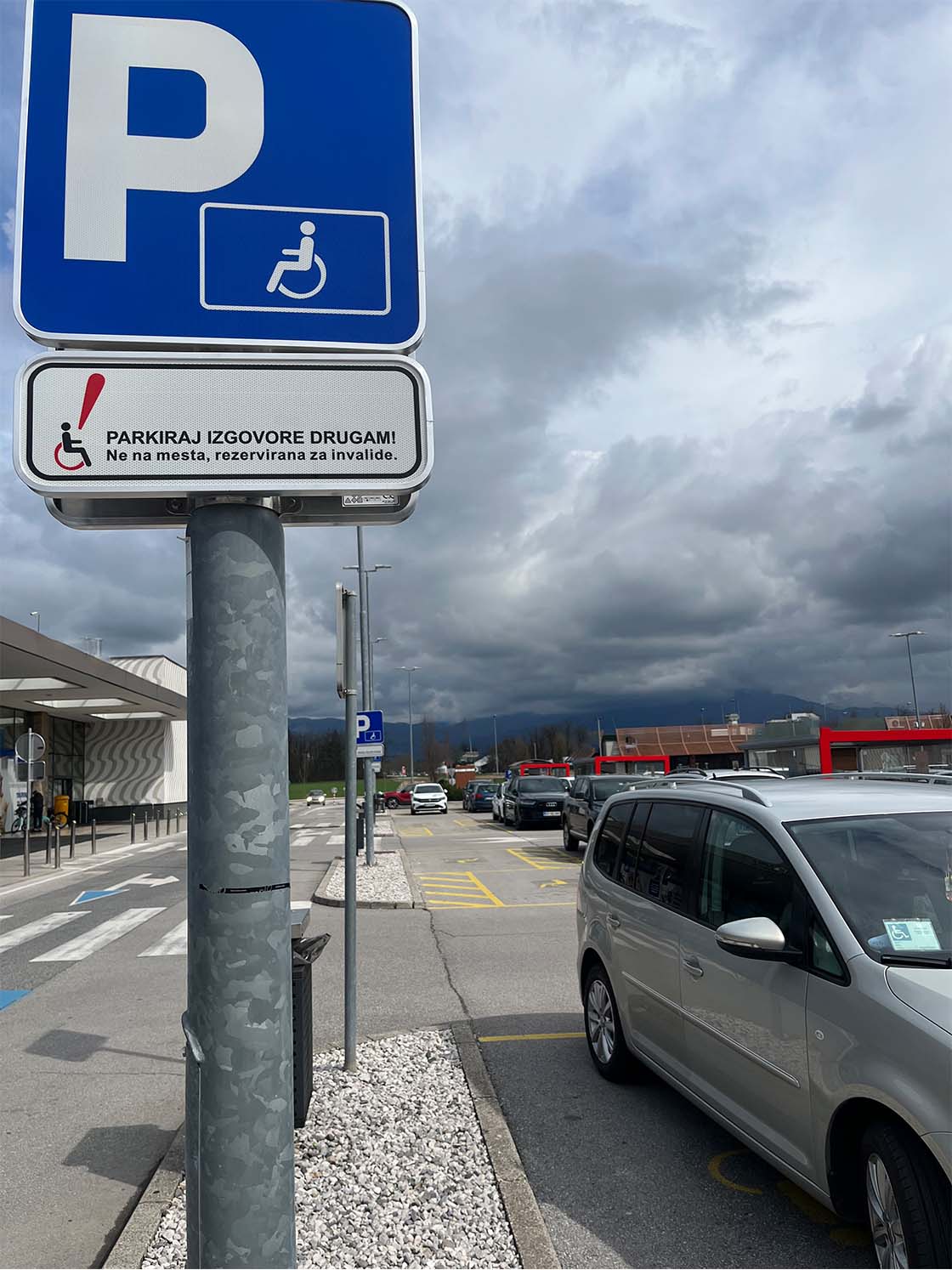 parkirni prostori za invalide